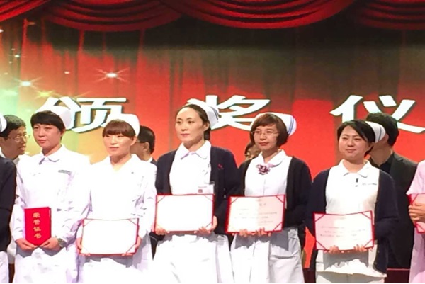我会外科二病房获得大连市优质护理服务先进病房,王伟、于毅两名同志荣获大连市优质护理服务先进个人