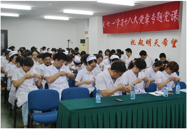我会举行共产党员佩戴标志上岗仪式