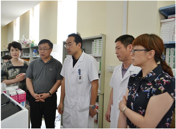 崔振泽会长等一行到大连医科大学附属第二学会实地考察门诊全自动发药系统和药品电子物流信息系统