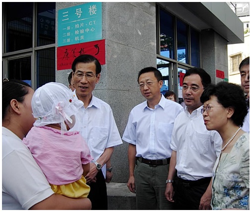 市委书记张成寅到我会看望“问题奶粉”筛查患儿